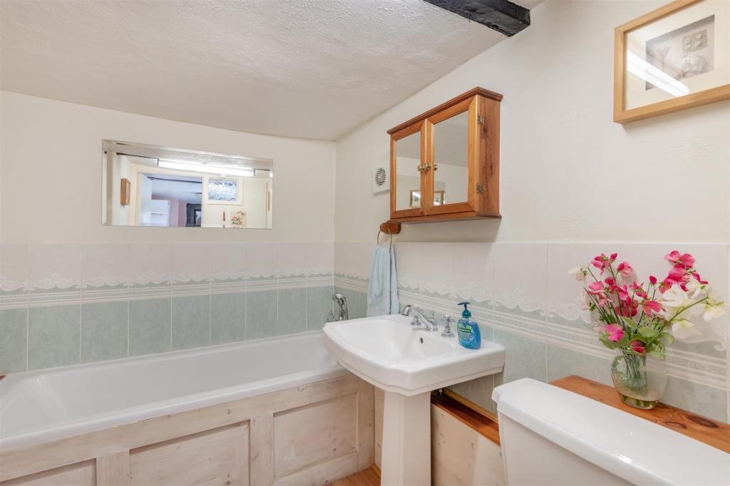 Lot: 91 - PERIOD COTTAGE FOR IMPROVEMENT - Bathroom with W.C.